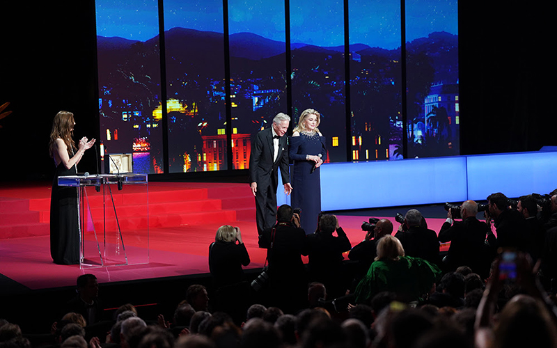 Chiara Mastroianni, Michael Douglas et Catherine Deneuve - Cérémonie d'ouverture du 76e Festival de Cannes © Amandine-Goetz/FDC